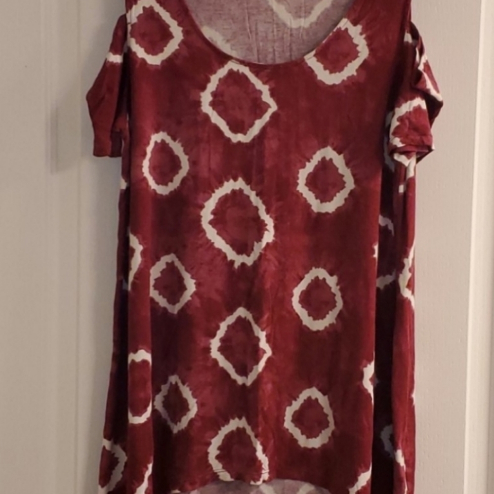 JONES New York Burgandy Cold Shoulder Tie Dye Top